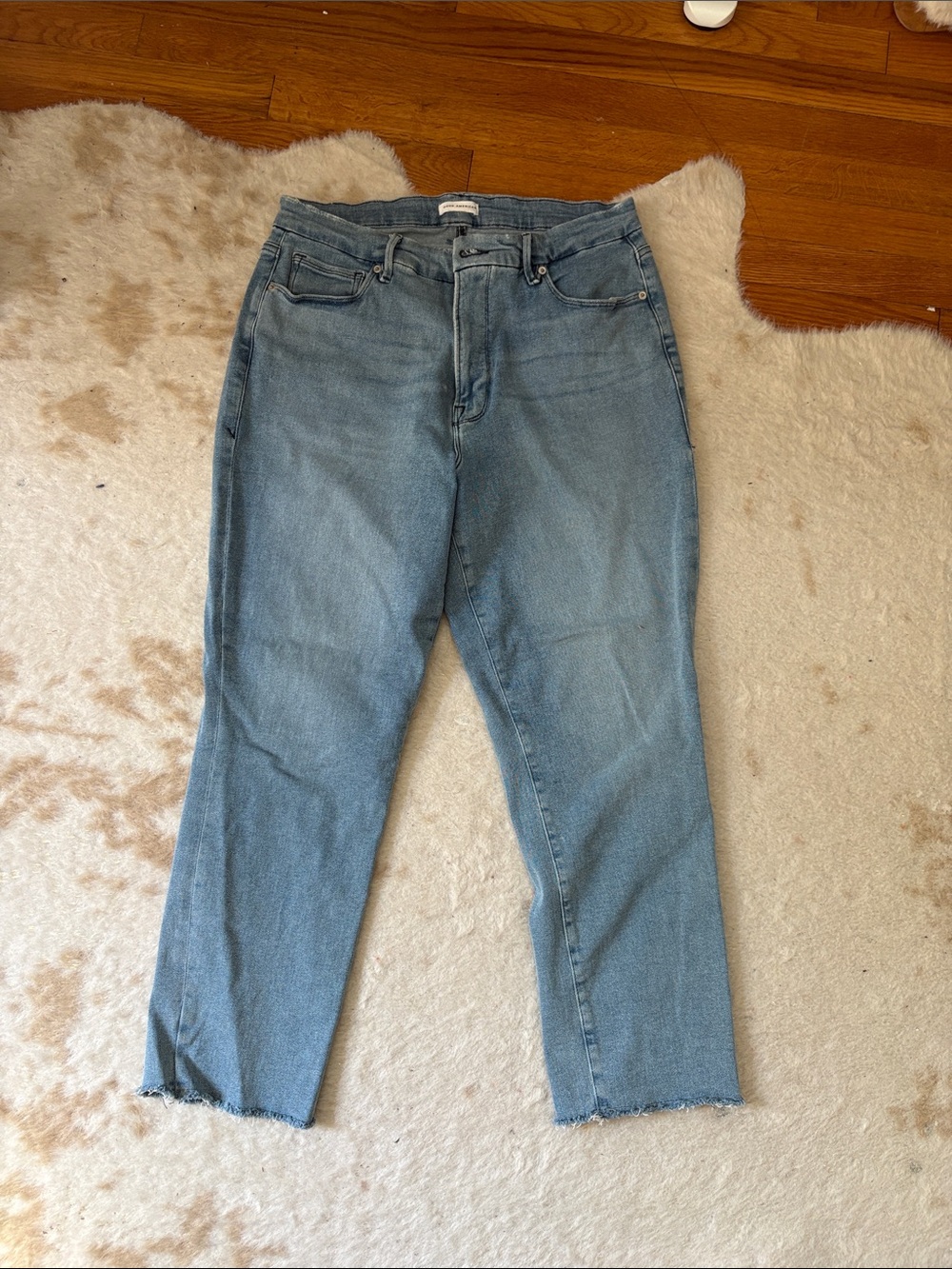 Good American Straight-Leg Jeans in Light Blue Wash